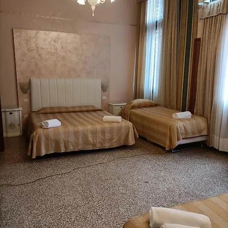Guest house Palazzo Lion Morosini - Check In Presso Ai Santi Apostoli 3*