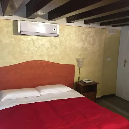 Palazzo Lion Morosini - Check In Presso Ai Santi Apostoli بيت ضيافة البندقية