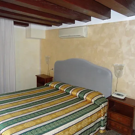 بيت ضيافة Palazzo Lion Morosini - Check In Presso Ai Santi Apostoli البندقية