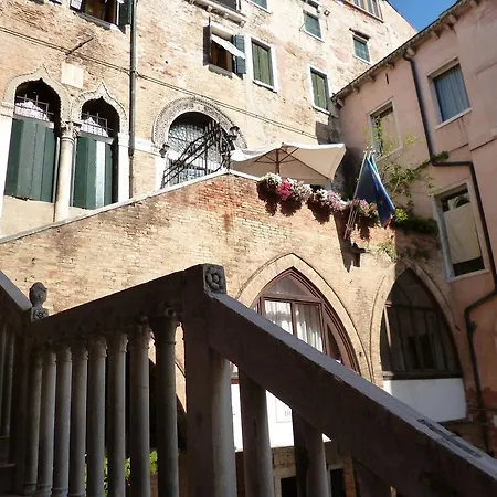 Gæstehus Palazzo Lion Morosini - Check In Presso Ai Santi Apostoli 3*