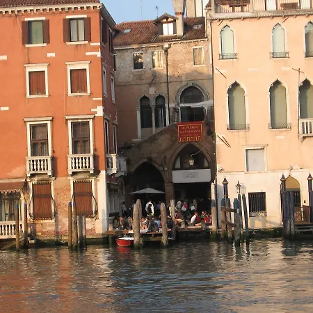 Gæstehus Palazzo Lion Morosini - Check In Presso Ai Santi Apostoli 3*