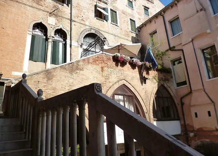 Gæstehus Palazzo Lion Morosini - Check In Presso Ai Santi Apostoli 3*