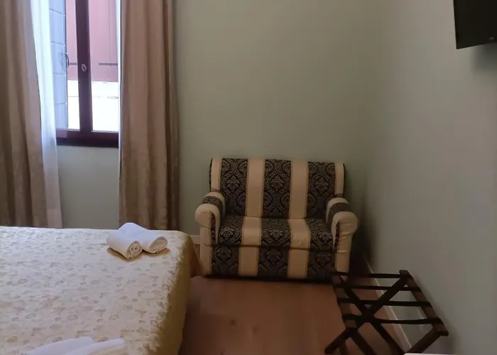 Gæstehus Palazzo Lion Morosini - Check In Presso Ai Santi Apostoli 3*