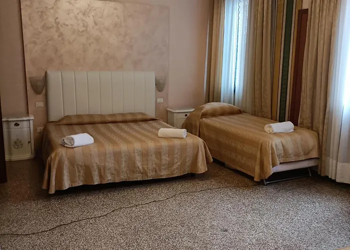 Gæstehus Palazzo Lion Morosini - Check In Presso Ai Santi Apostoli 3*