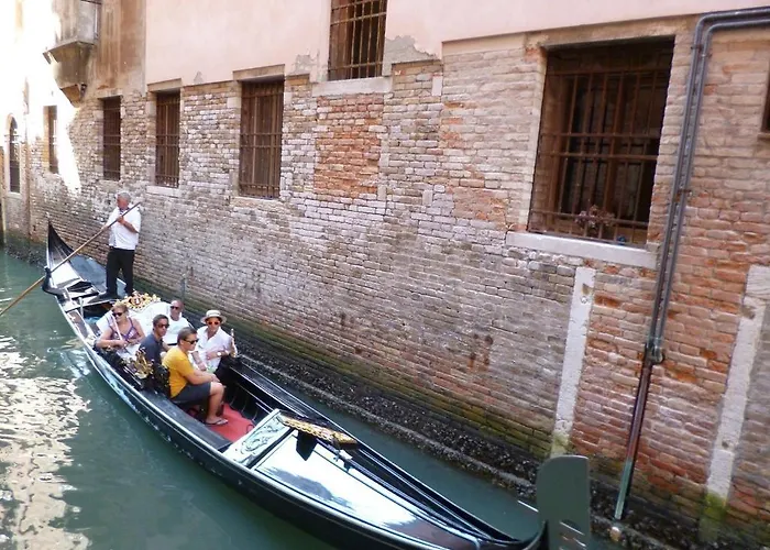 Gæstehus Palazzo Lion Morosini - Check In Presso Ai Santi Apostoli