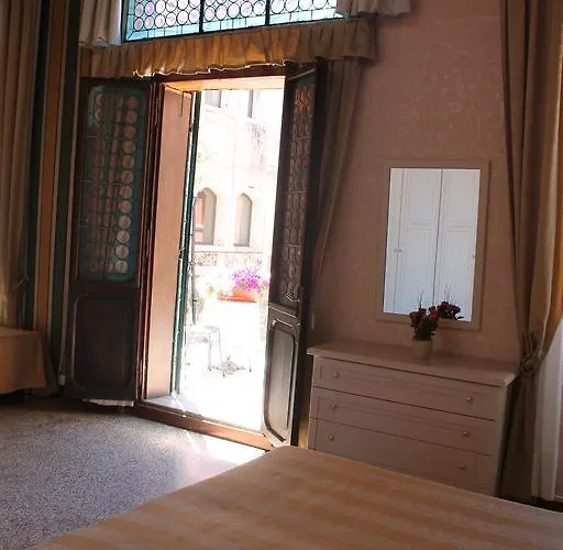 Palazzo Lion Morosini - Check In Presso Ai Santi Apostoli Gæstehus Venedig