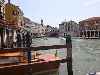 Gæstehus Palazzo Lion Morosini - Check In Presso Ai Santi Apostoli