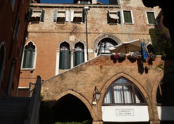 Gæstehus Palazzo Lion Morosini - Check In Presso Ai Santi Apostoli 3*