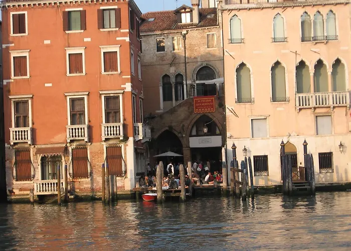 Gæstehus Palazzo Lion Morosini - Check In Presso Ai Santi Apostoli 3*