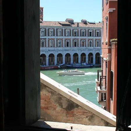 Palazzo Lion Morosini - Check In Presso Ai Santi Apostoli בית הארחה ונציה