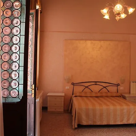 בית הארחה Palazzo Lion Morosini - Check In Presso Ai Santi Apostoli ונציה