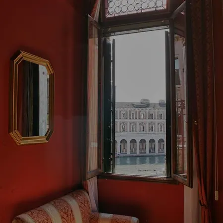 Palazzo Lion Morosini - Check In Presso Ai Santi Apostoli בית הארחה ונציה